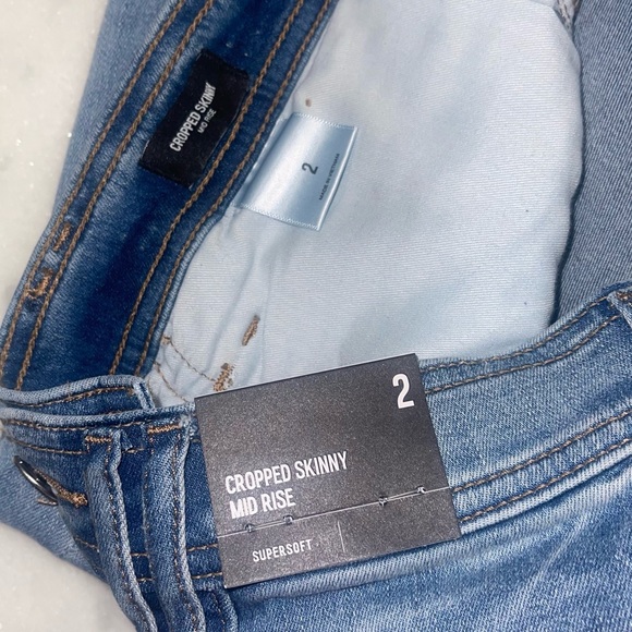 Express Mid Rise Light Wash Cropped Skinny Jeans Size 2 - Picture 6 of 9